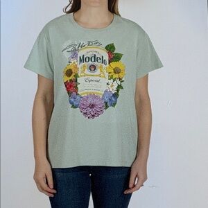 Modelo Especial Beer Light Green T-Shirt with Colorful Graphic